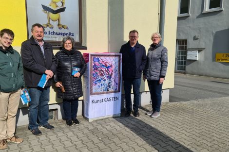 5 Personen zusammen vor einem zum Kunstkasten verhüllten Netzverteiler an einer Straße in Schwepnitz.