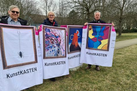4 Personen zusammen vor einem zum Kunstkasten verhüllten Netzverteiler an einer Straße in Hoyerswerda. Die Personen präsentieren 3 weitere "Kunsthüllen".