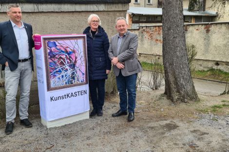 3 Personen zusammen vor einem zum Kunstkasten verhüllten Netzverteiler in Wachau